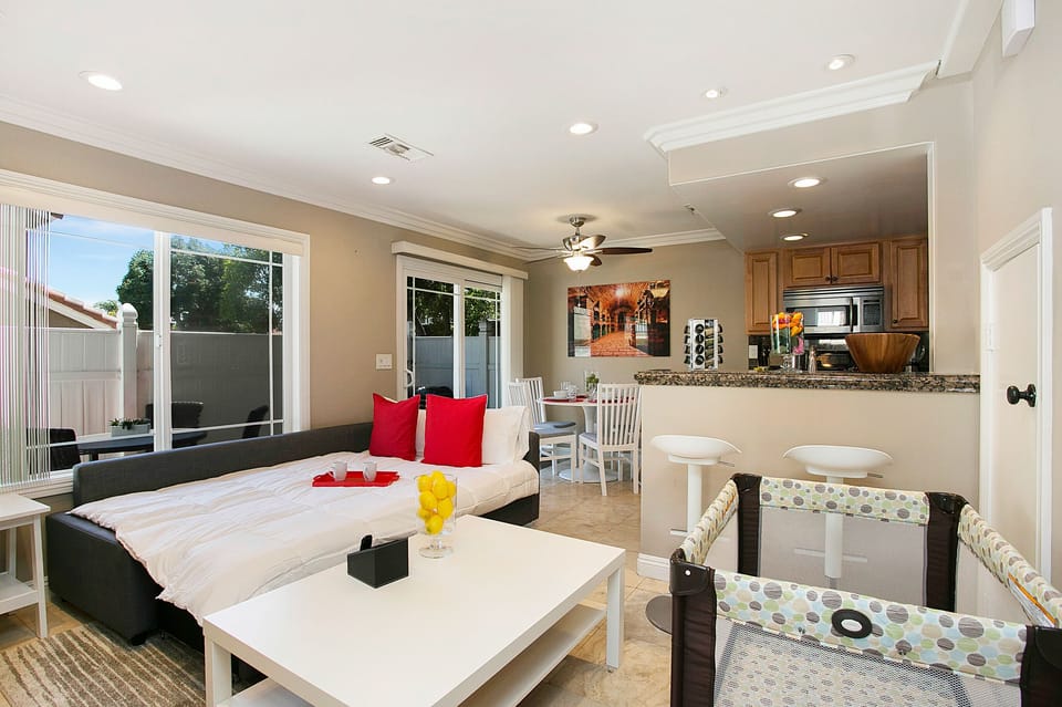 Apartment (2 Bedrooms) | Living area | 50-inch TV with cable channels, fireplace, Netflix