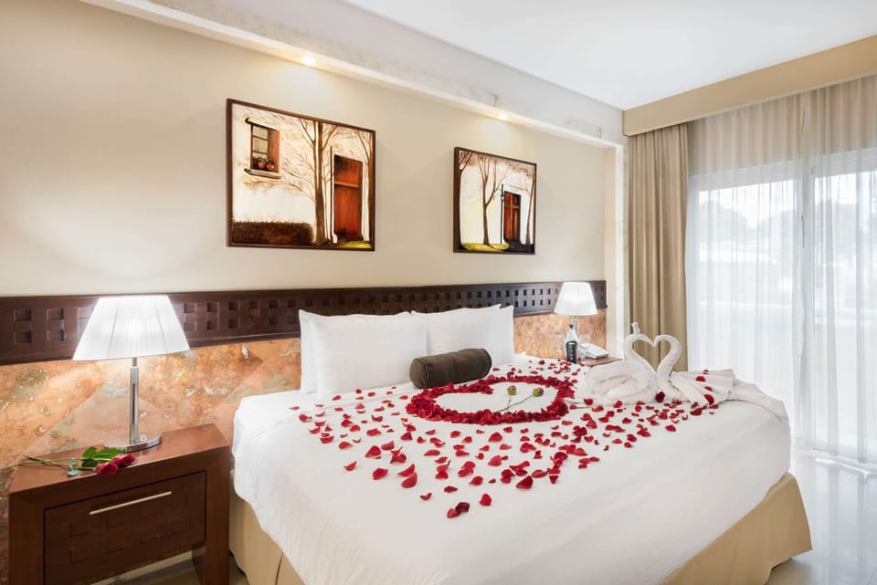 Junior Suite, 1 King Bed | Premium bedding, down comforters, pillowtop beds, in-room safe