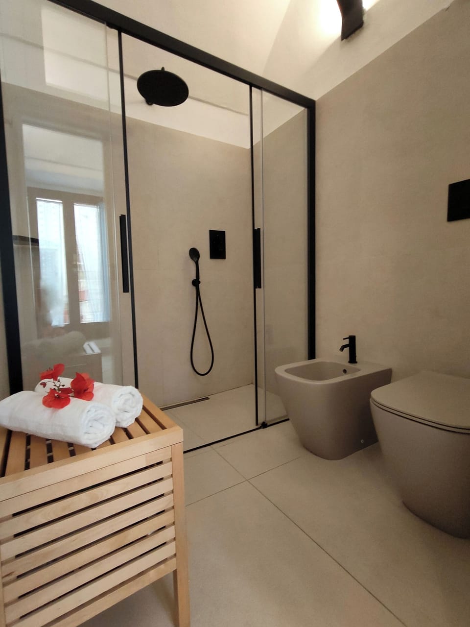 Standard Double Room | Bathroom | Shower, rainfall showerhead, designer toiletries, hair dryer