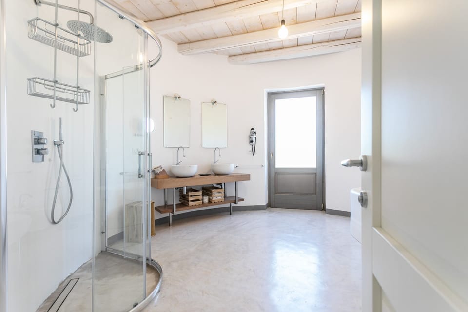 Superior Suite | Bathroom | Free toiletries, hair dryer, bidet, towels