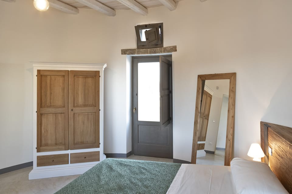 Deluxe Suite | Premium bedding, pillowtop beds, minibar, desk