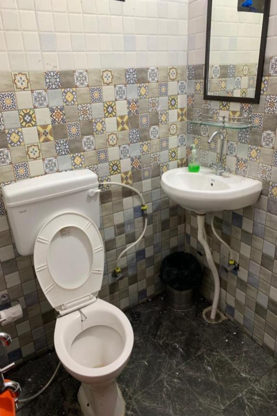Shower, free toiletries, towels