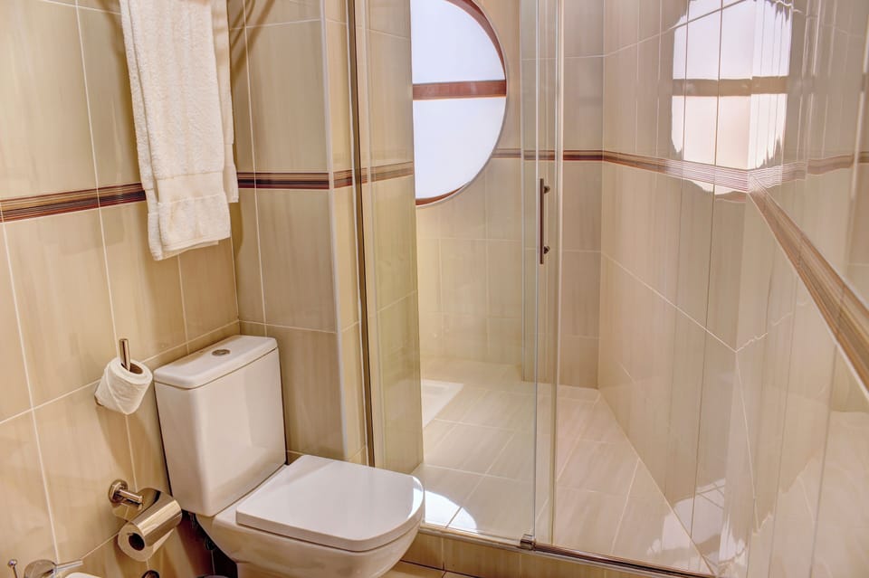 Bidet, towels