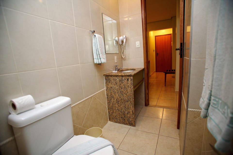 Shower, rainfall showerhead, free toiletries, towels