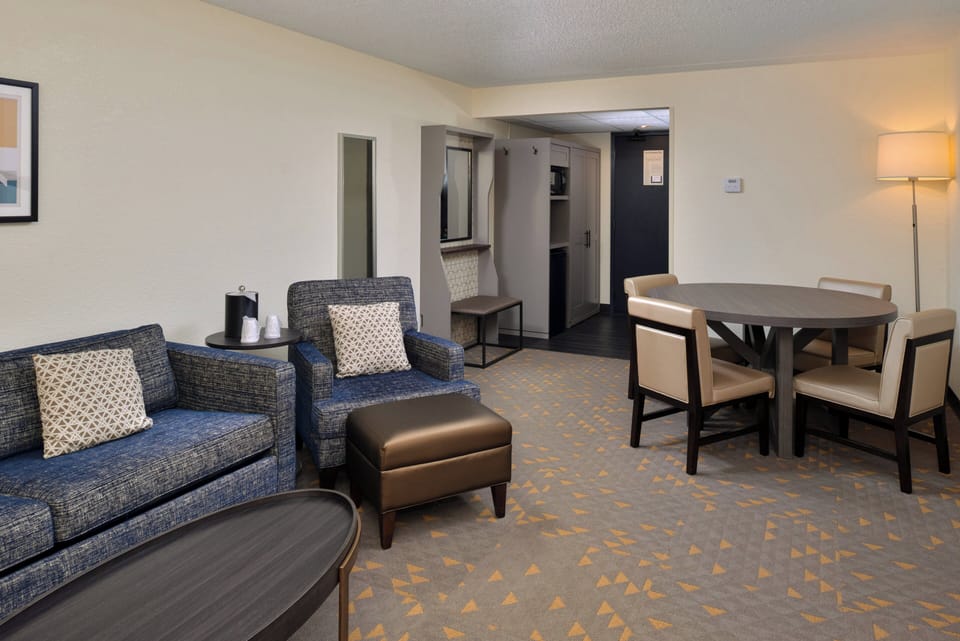 Executive Suite, 1 King Bed with Sofa bed | 1 bedroom, in-room safe, desk, blackout drapes