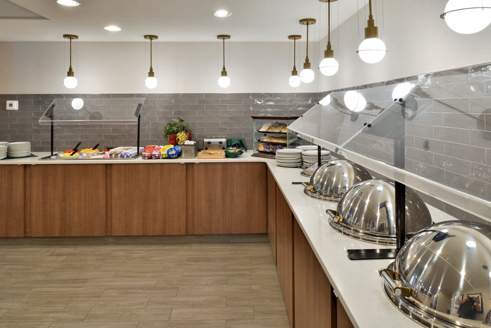 2 restaurants; breakfast and dinner served