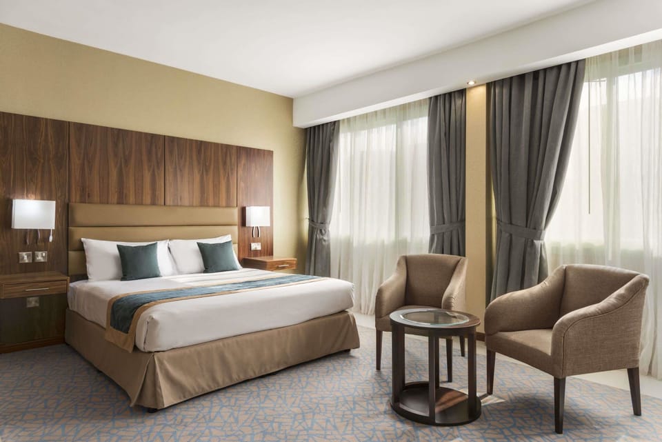Room, 1 King Bed | 1 bedroom, minibar, in-room safe, individually furnished