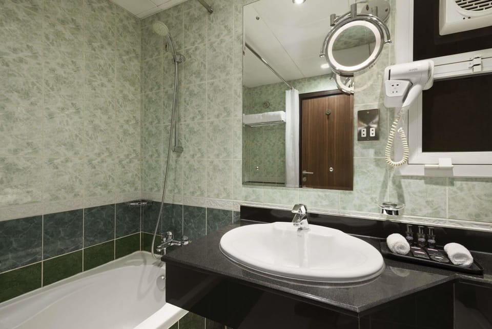 Separate tub and shower, deep soaking tub, rainfall showerhead