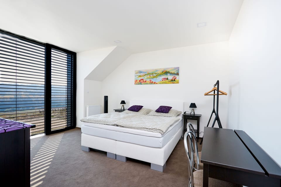 Deluxe Double Room | Desk, WiFi (free), bed sheets