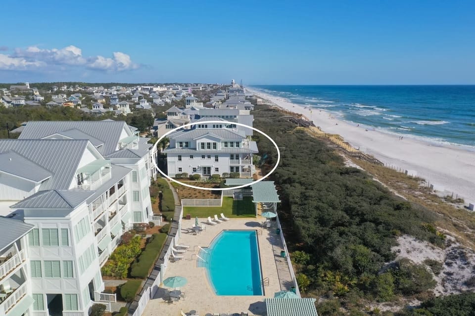 Bungalow proximity to pool and 2 minutes to the beach 