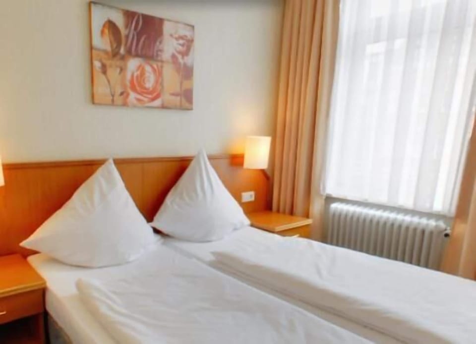 Premium bedding, iron/ironing board, free WiFi