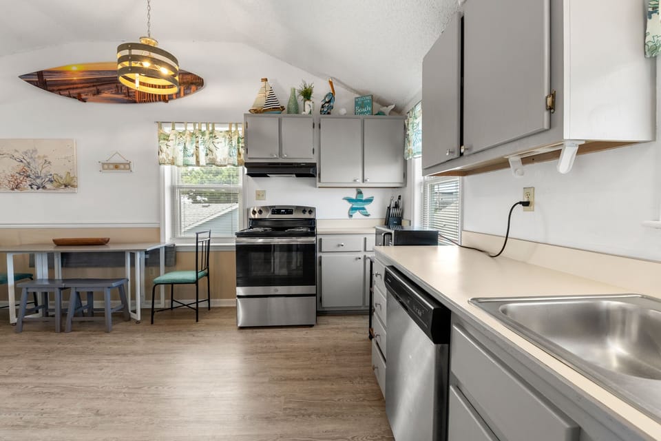 KDN3520: Gypsea Wind l Top Level Dining Area and Kitchen