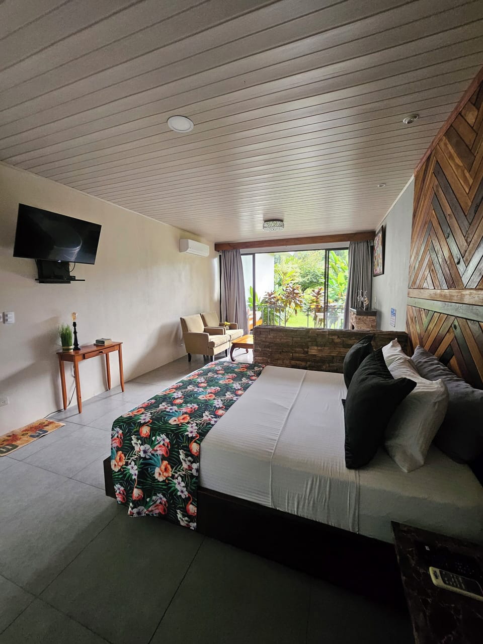 Deluxe Suite, Hot Tub, Hill View | Hypo-allergenic bedding available, pillowtop beds, minibar, in-room safe