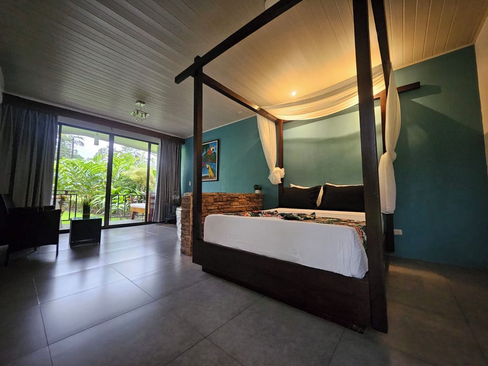 Superior Suite, 1 Queen Bed, Hot Tub, Hill View | Hypo-allergenic bedding available, pillowtop beds, minibar, in-room safe