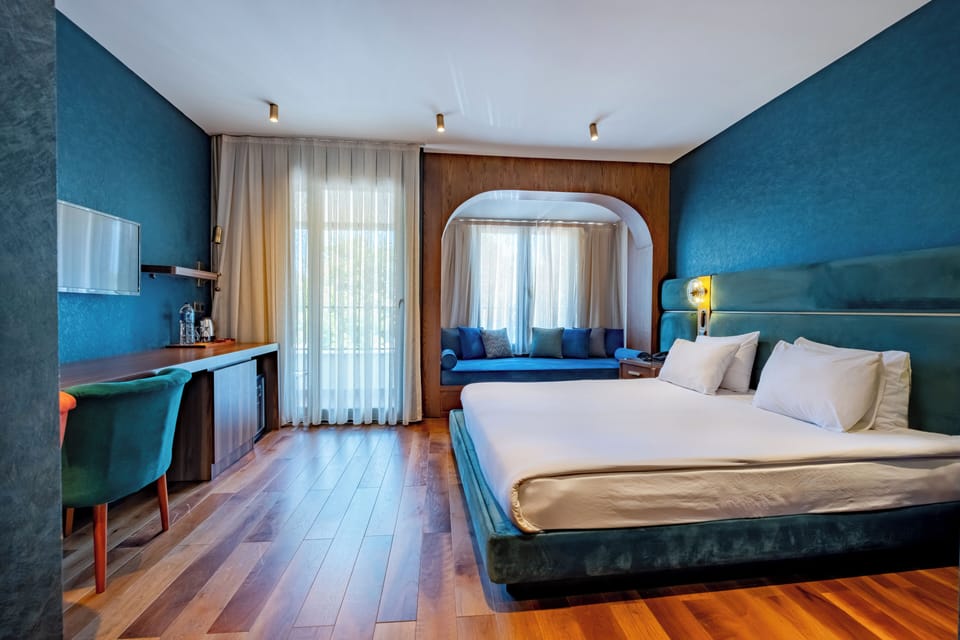 Deluxe Double Room, 1 Bedroom, City View | Premium bedding, minibar, in-room safe, desk