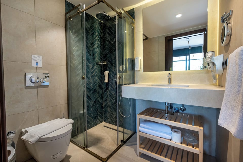 Deluxe Double Room, 1 Bedroom, City View | Bathroom | Shower, rainfall showerhead, designer toiletries, hair dryer