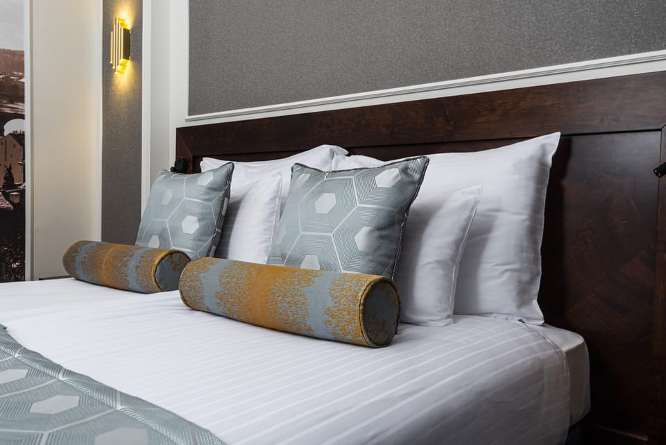 Hypo-allergenic bedding, minibar, in-room safe, desk