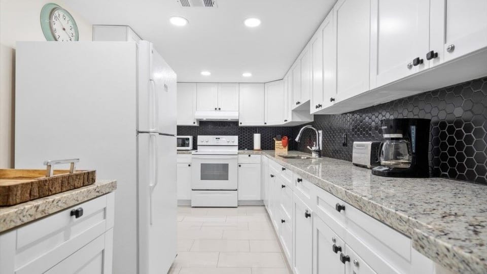 21-3801 S Ocean Dr #N 1A_018.jpg