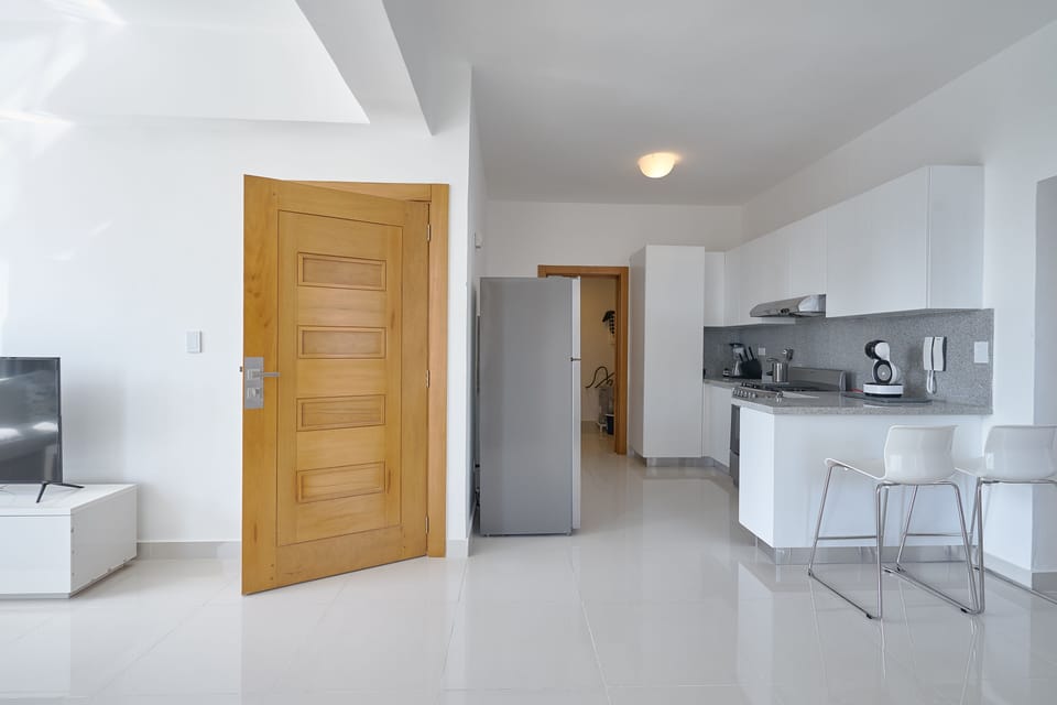 Breakfast Bar and Fully Equipped Kitchen