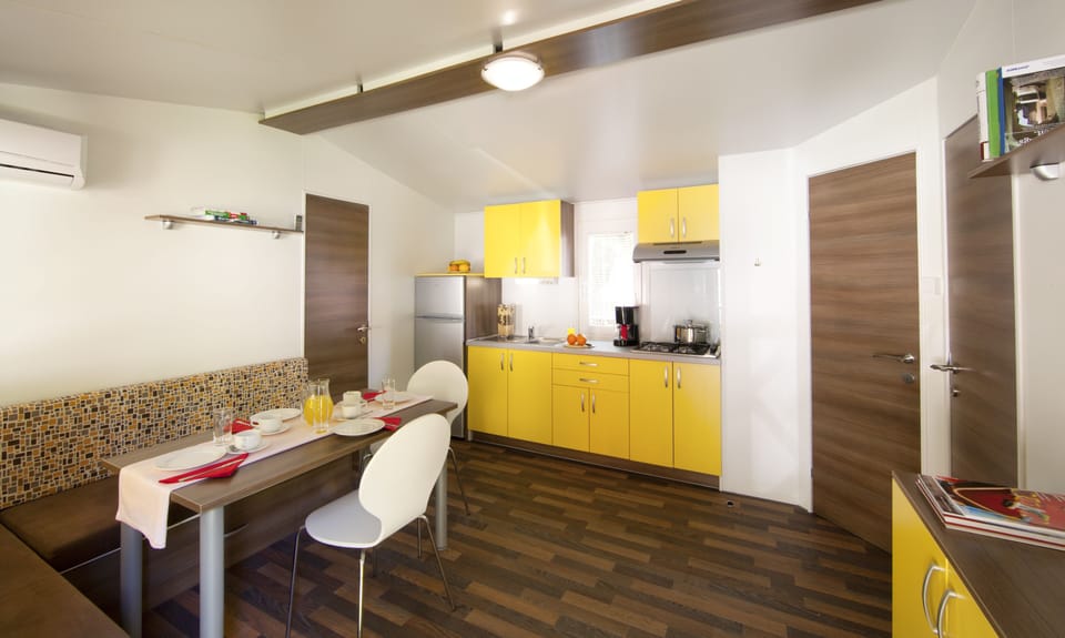 Superior Mobile Home | Private kitchen | Fridge, microwave, stovetop, cookware/dishes/utensils