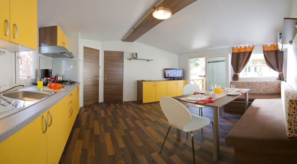 Superior Mobile Home | In-room dining