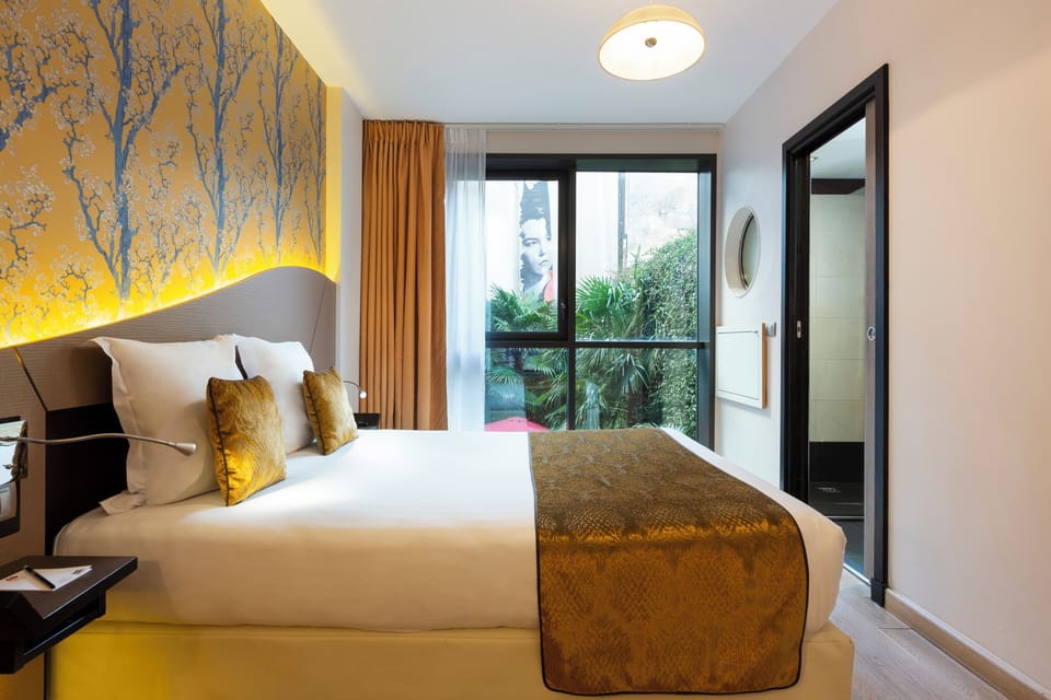 Classic Room | Minibar, in-room safe, individually furnished, desk