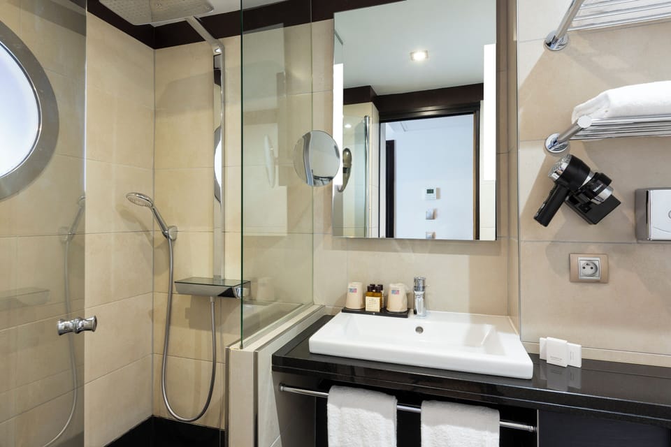 Family Double Room, 2 Bedrooms | Bathroom | Shower, rainfall showerhead, free toiletries, hair dryer