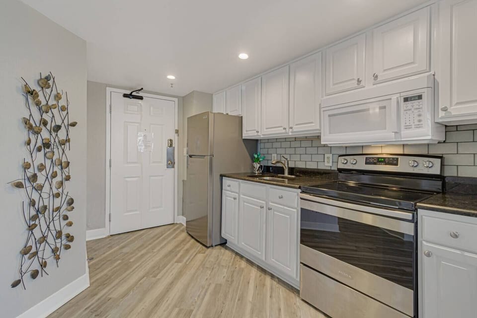 Discover the charm of our cozy kitchen in the suite, a warm and inviting corner with all the essentials for preparing delicious meals during your stay.