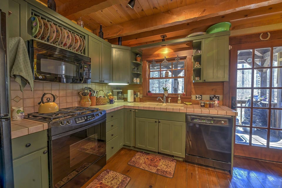 Enjoy cooking meals in the well equipped kitchen