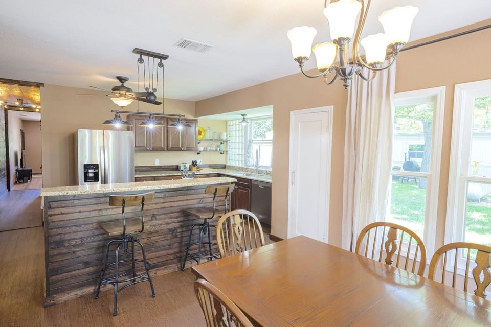 Dining table (6) + bar seating (2)