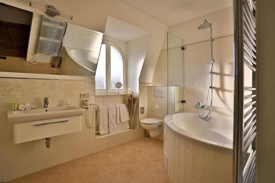 Junior Suite | Bathroom | Free toiletries, hair dryer, towels