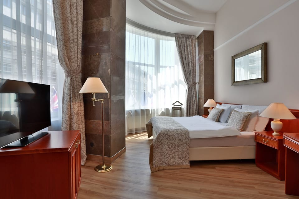 Executive Double Room | Hypo-allergenic bedding, minibar, in-room safe, desk