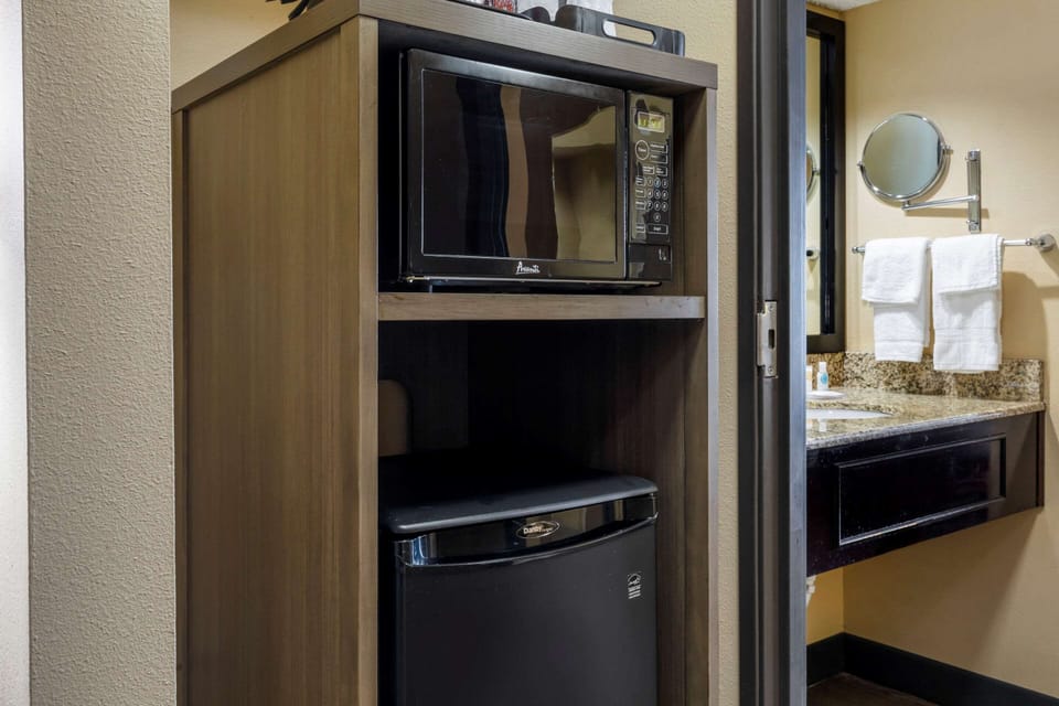 1 bedroom, premium bedding, desk, laptop workspace