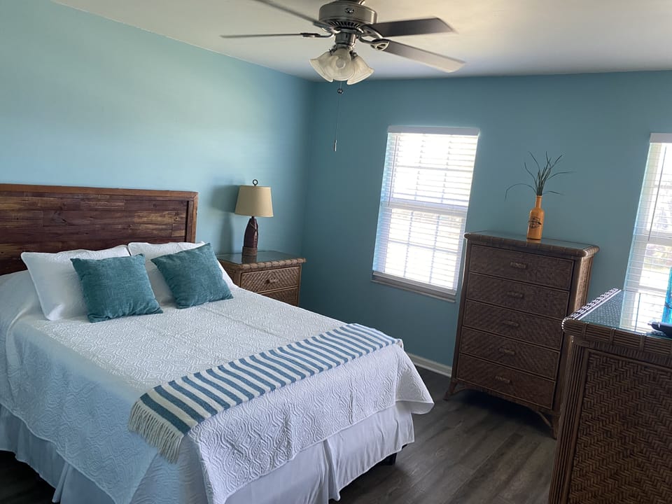 Guest bed#1. Queen size bed with all white linens.