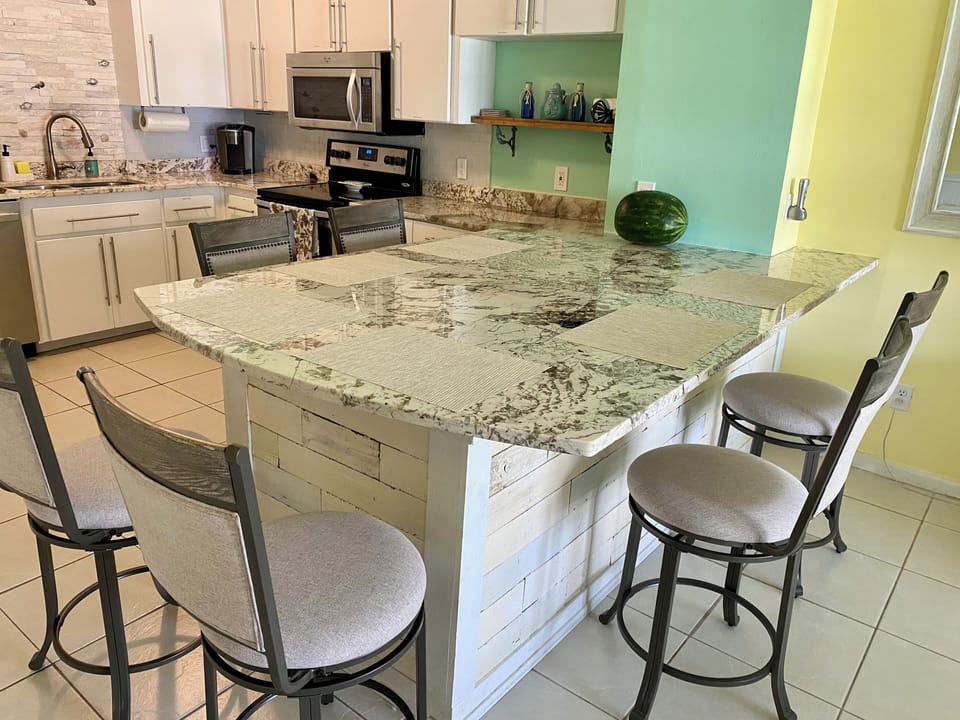 Dining area for 6 people.