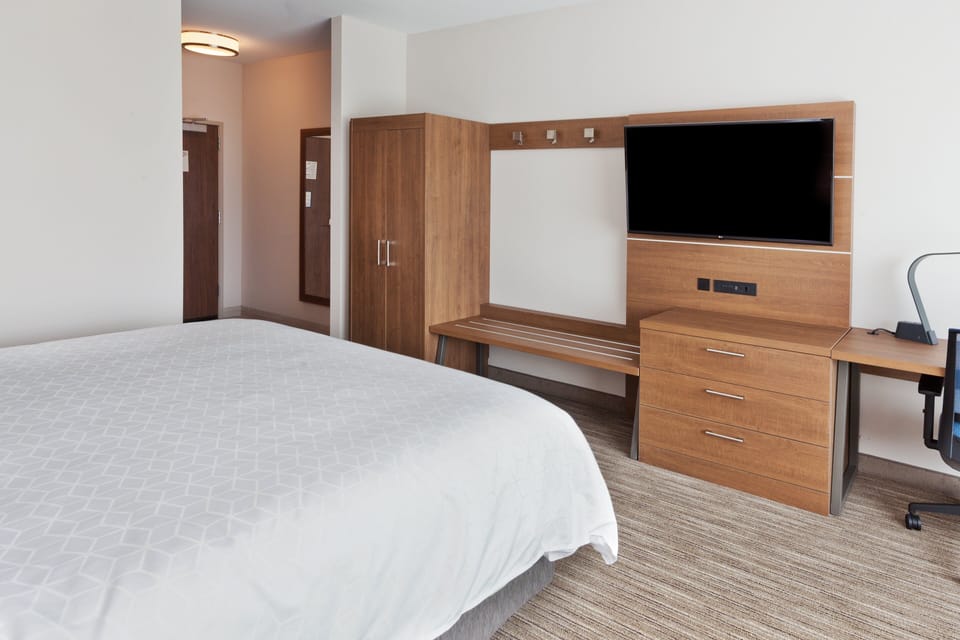 In-room safe, desk, laptop workspace, blackout drapes