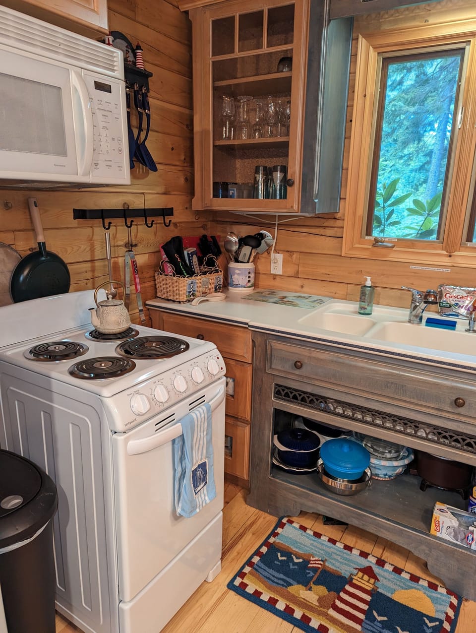 Small, but well equipped with dishwasher, lots of utensils, and a big 🦞 pot