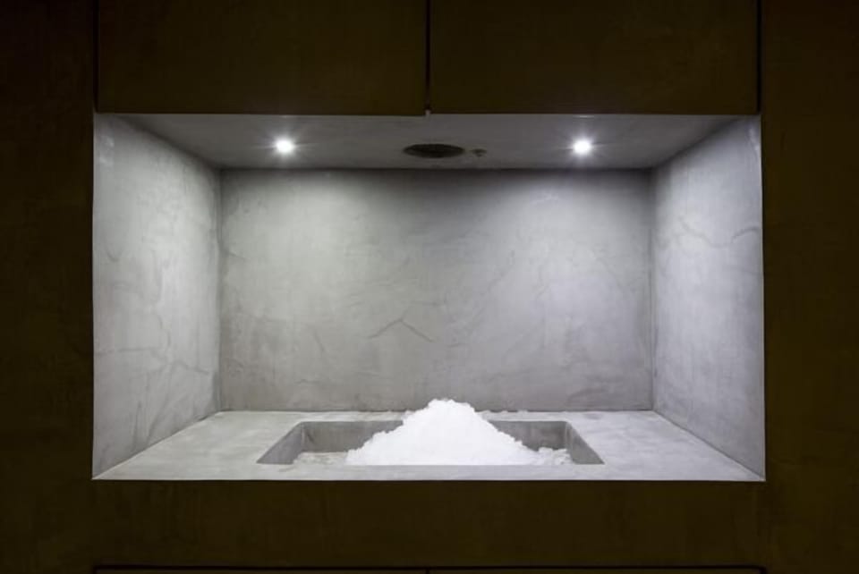 Indoor spa tub