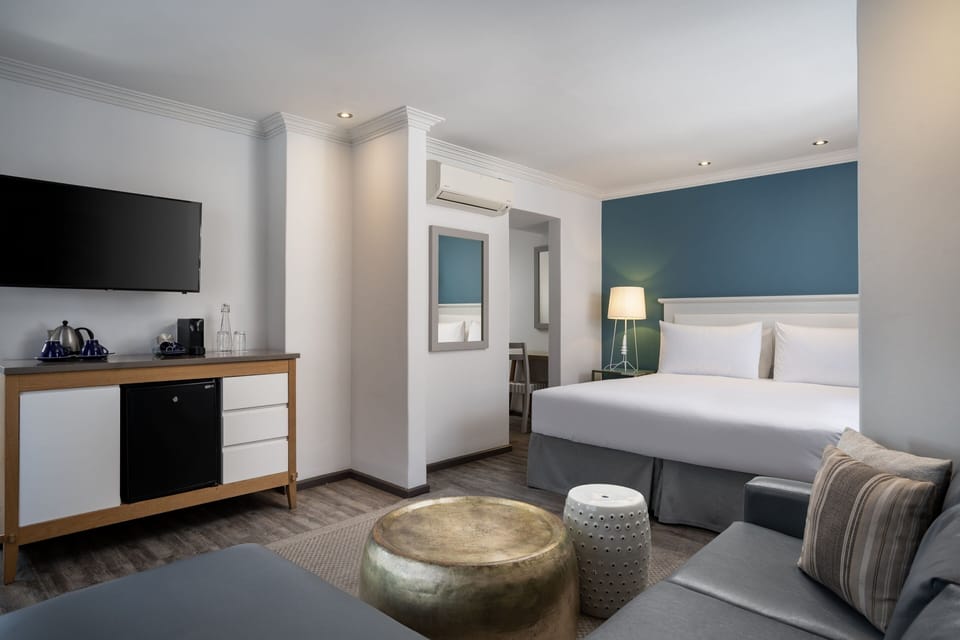 Junior Suite, 1 King Bed | Lounge