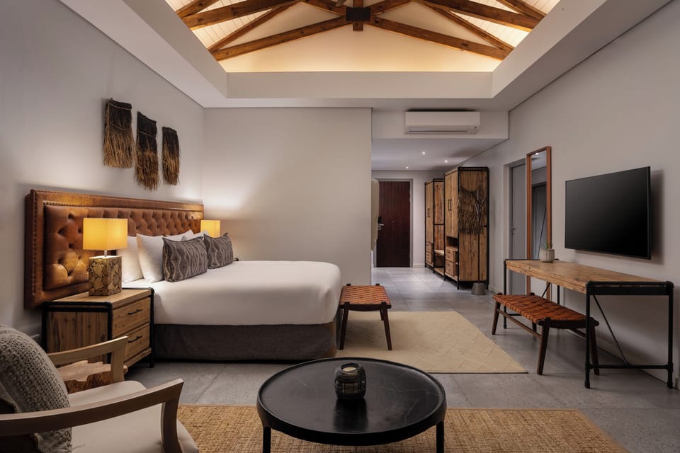 Nkanyi Suite | Premium bedding, minibar, in-room safe, desk