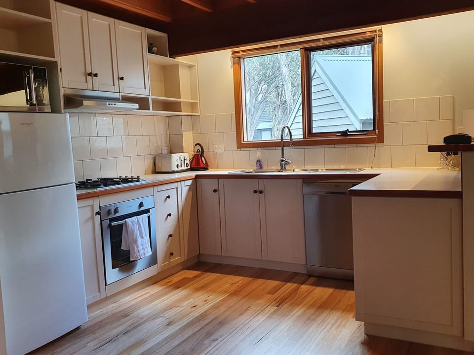 Deluxe Apartment, 4 Bedrooms, Fireplace, Mountainside | Private kitchen | Full-size fridge, microwave, oven, stovetop