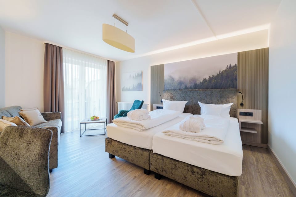 Superior Single Room, Non Smoking | Living area | Flat-screen TV