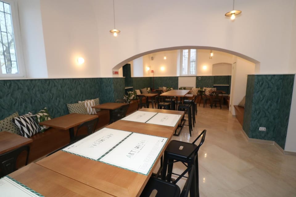 Breakfast, lunch, dinner served; local cuisine, pool views 