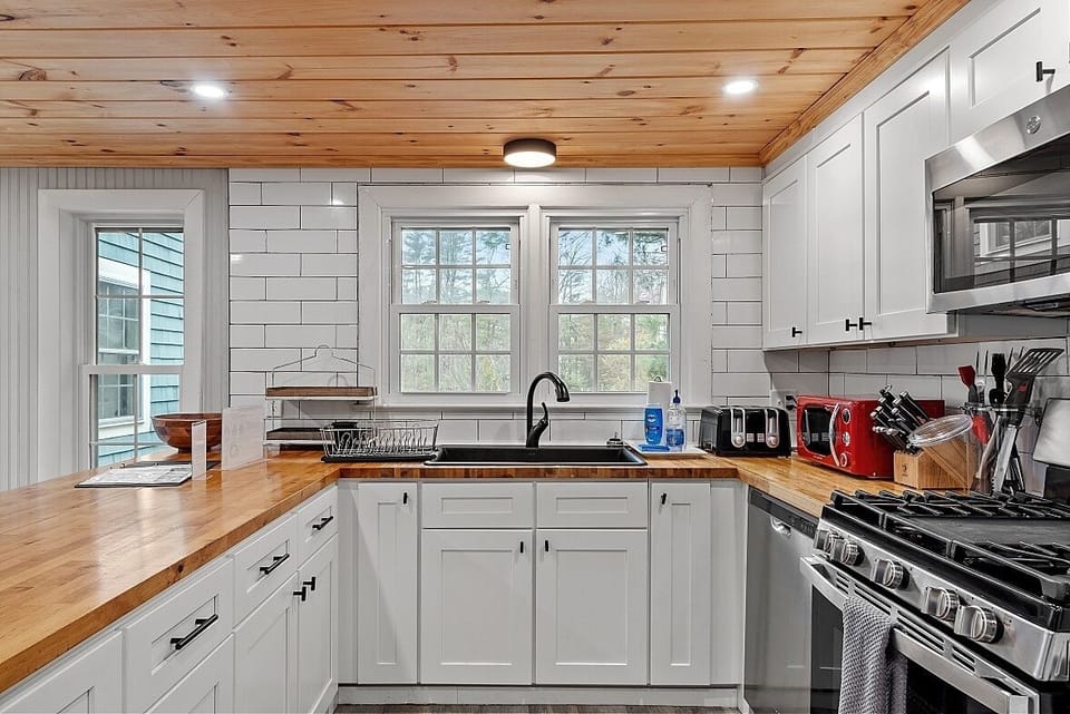 Fully stocked kitchen!