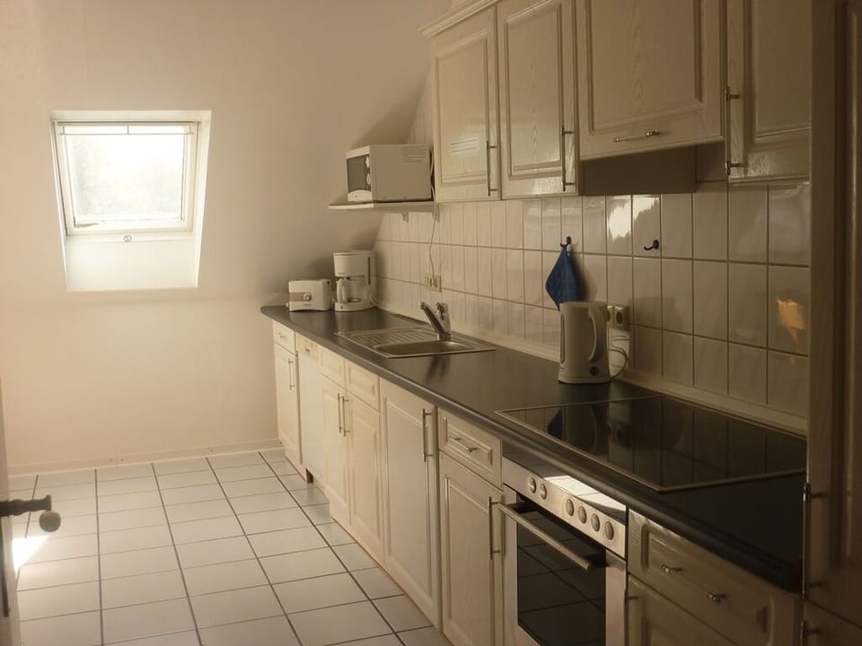Full-size fridge, microwave, stovetop, dishwasher