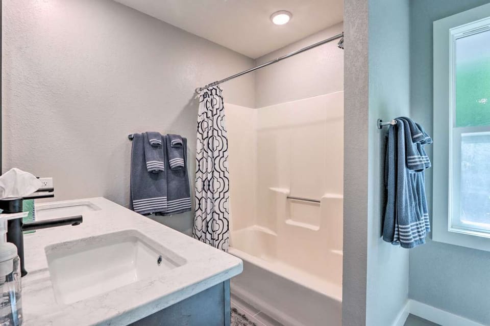 Master bath, tub/shower, duel sinks, large mirror, separate toilet room
