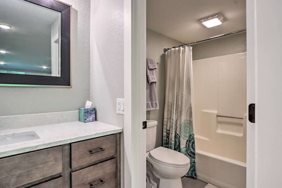 Tub/shower combo, quartz tops, modern accessories,