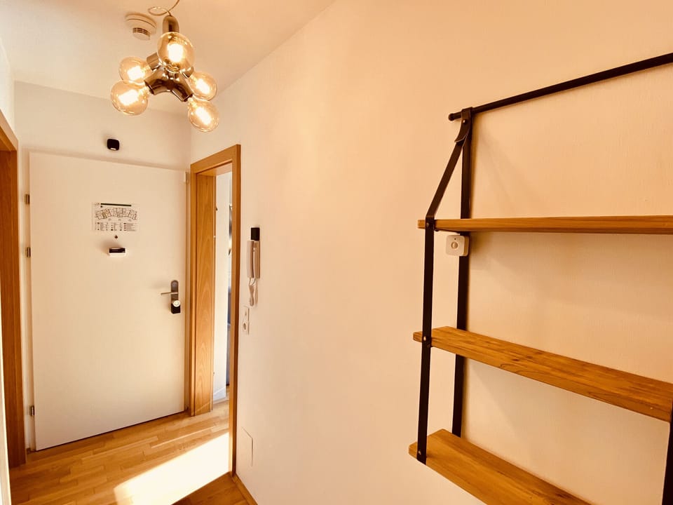 The entrance is kept simple, but still modern and cozy thanks to a few details.
