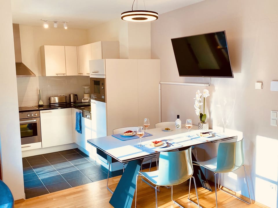 This is the dining area of ​​the apartment, it is modern, furnished to a high standard with everything you need to have a comfortable holiday.