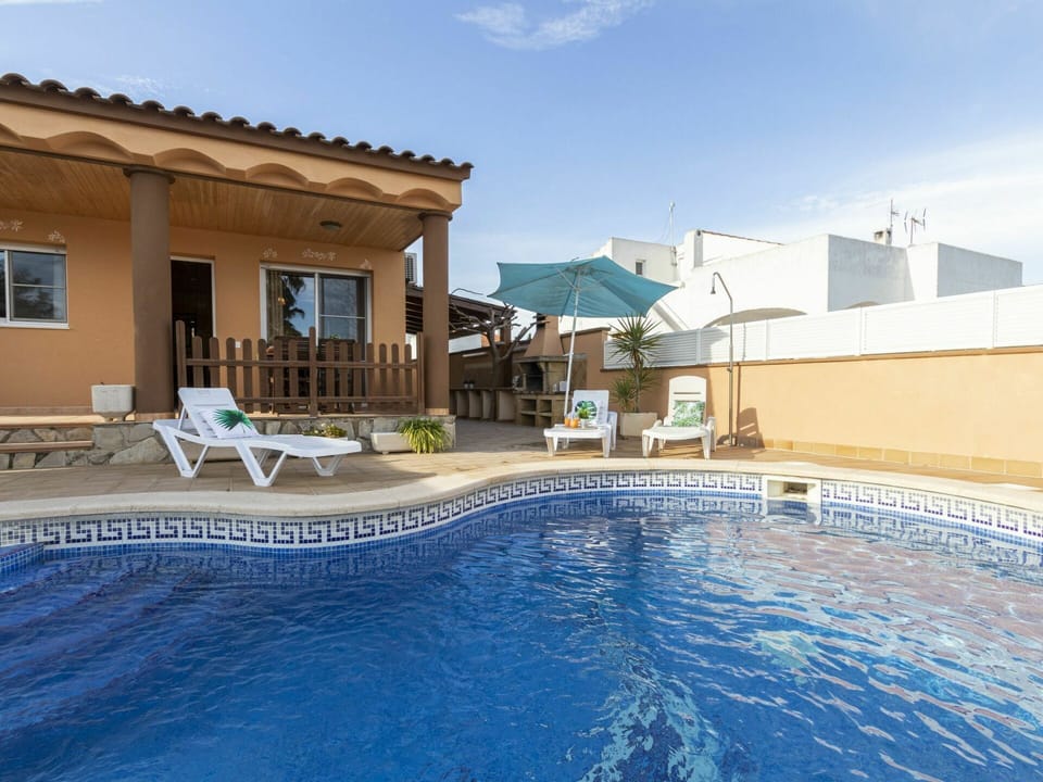 Water, Sky, Property, Building, Swimming Pool, Azure, Window, Seaside Resort, Chair, Outdoor Furniture